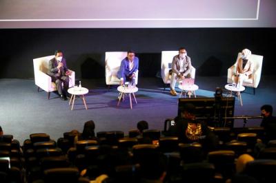Anggota DPR RI Nasir Djamil (tengah) bersama Peneliti CSIS Arya Fernandes (kanan) saat menjadi pembicara pada Diskusi Publik 
