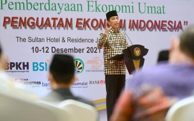 Presiden Joko Widodo menegaskan komitmen pemerintah untuk menjadikan Indonesia sebagai pusat ekonomi syariah pada tahun 2024.