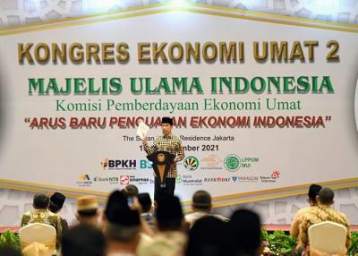 Presiden Joko Widodo menegaskan komitmen pemerintah untuk menjadikan Indonesia sebagai pusat ekonomi syariah pada tahun 2024.