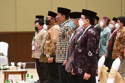 Presiden Joko Widodo menegaskan komitmen pemerintah untuk menjadikan Indonesia sebagai pusat ekonomi syariah pada tahun 2024.