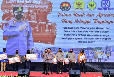 Kapolri Jenderal Listyo Sigit Prabowo mengajak seluruh pihak untuk menciptakan alam demokrasi di Indonesia kedepannya untuk semakin jauh lebih baik lagi.