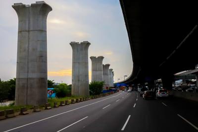 Tampak tiang atau pier head proyek Kereta Cepat Jakarta-Bandung (KCJB) di Bekasi, Jawa Barat, Jumat (10/12/2021).