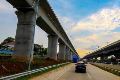 Tampak tiang atau pier head proyek Kereta Cepat Jakarta-Bandung (KCJB) di Bekasi, Jawa Barat, Jumat (10/12/2021).
