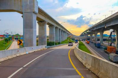 Tampak tiang atau pier head proyek Kereta Cepat Jakarta-Bandung (KCJB) di Bekasi, Jawa Barat, Jumat (10/12/2021).