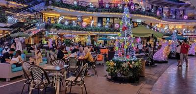 Pengunjung menikmati suasana akhir pekan dengan dekorasi city of light yang diadopsi dari Radio City Music Hall - New York di Lippo Mall Kemang.