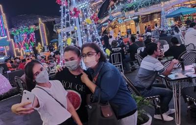 Pengunjung menikmati suasana akhir pekan dengan dekorasi city of light yang diadopsi dari Radio City Music Hall - New York di Lippo Mall Kemang.