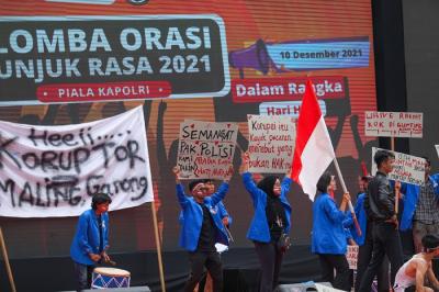 Sejumlah peserta beraksi saat lomba orasi unjuk rasa Piala Kapolri di Tugu Proklamasi, Jakarta Pusat, Jumat (10/12/2021).
