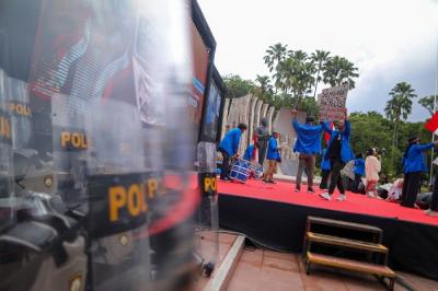 Sejumlah peserta beraksi saat lomba orasi unjuk rasa Piala Kapolri di Tugu Proklamasi, Jakarta Pusat, Jumat (10/12/2021).