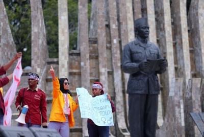 Sejumlah peserta beraksi saat lomba orasi unjuk rasa Piala Kapolri di Tugu Proklamasi, Jakarta Pusat, Jumat (10/12/2021).