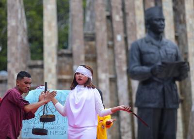 Sejumlah peserta beraksi saat lomba orasi unjuk rasa Piala Kapolri di Tugu Proklamasi, Jakarta Pusat, Jumat (10/12/2021).