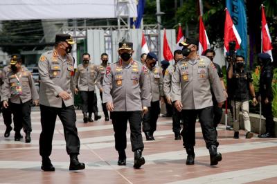 Sejumlah peserta beraksi saat lomba orasi unjuk rasa Piala Kapolri di Tugu Proklamasi, Jakarta Pusat, Jumat (10/12/2021).