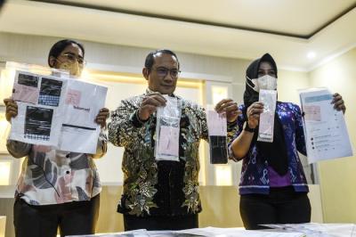Oknum Dosen FE Unsri Reza Ghasarma terlapor dugaan pelecehan mahasiswi berinisial F, C, dan D ditetap menjadi tersangka usai menjalani pemeriksaan.