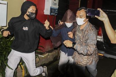 Oknum Dosen FE Unsri Reza Ghasarma terlapor dugaan pelecehan mahasiswi berinisial F, C, dan D ditetap menjadi tersangka usai menjalani pemeriksaan.