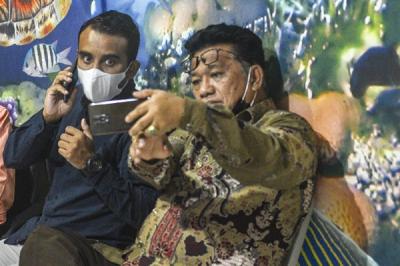 Oknum Dosen FE Unsri Reza Ghasarma terlapor dugaan pelecehan mahasiswi berinisial F, C, dan D ditetap menjadi tersangka usai menjalani pemeriksaan.