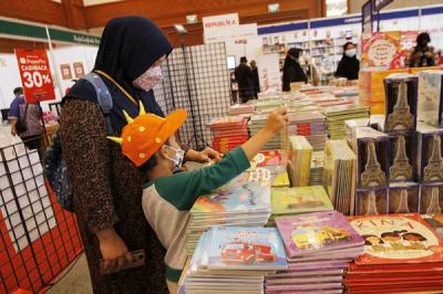 Pengunjung memilih buku dalam pameran Indonesia International Book Fair 2021 di JCC Senayan, Jakarta, Sabtu (11/12/2021).