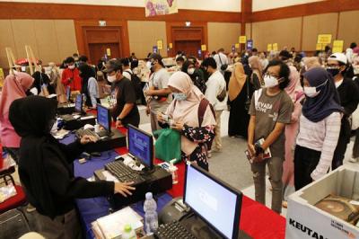 Pengunjung memilih buku dalam pameran Indonesia International Book Fair 2021 di JCC Senayan, Jakarta, Sabtu (11/12/2021).