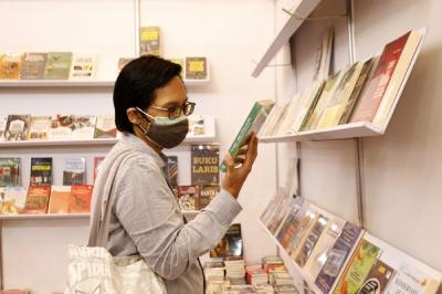 Pengunjung memilih buku dalam pameran Indonesia International Book Fair 2021 di JCC Senayan, Jakarta, Sabtu (11/12/2021).