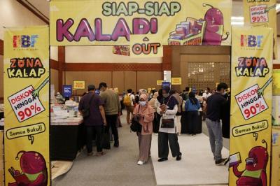 Pengunjung memilih buku dalam pameran Indonesia International Book Fair 2021 di JCC Senayan, Jakarta, Sabtu (11/12/2021).