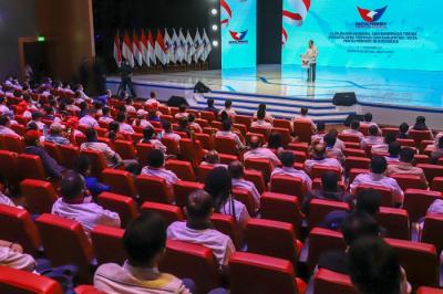 Ketua Umum DPP Partai Perindo Hary Tanoesoedibjo memberikan sambutan saat acara penutupan Silatnas dan Bimtek 2021 Partai Perindo di Jakarta Concert Hall.