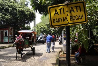 Pengunjung berwisata di kawasan Setu Babakan, Jakarta, Sabtu (11/12/2021).