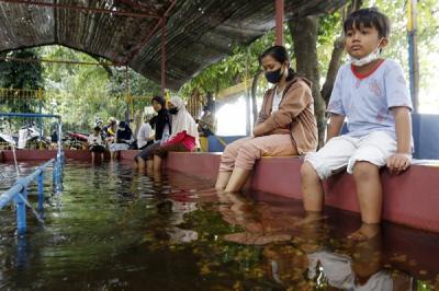 Pengunjung berwisata di kawasan Setu Babakan, Jakarta, Sabtu (11/12/2021).