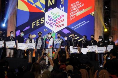 Menparekraf Sandiaga Uno menyerahkan hadiah kepada para pemenang Apresiasi Kreasi Indonesia 2021 di malam puncak Apresiasi Kreasi Indonesia (AKI) 2021.