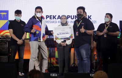 Menparekraf Sandiaga Uno menyerahkan hadiah kepada para pemenang Apresiasi Kreasi Indonesia 2021 di malam puncak Apresiasi Kreasi Indonesia (AKI) 2021.