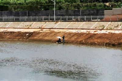 Pekerja sedang menyelesaikan revitalisasi situ lengkong ruang terbuka hijau yang kini sudah memasuki tahap finishing di Tangerang Selatan, Minggu (12/12/2021).