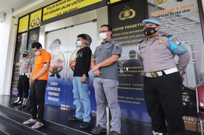 Artis Bobby Joseph menjadi tersangka kasus narkoba dihadirikan saat rilis di Polres Tangerang Selatan, Senin (13/12/2021).