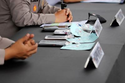 Artis Bobby Joseph menjadi tersangka kasus narkoba dihadirikan saat rilis di Polres Tangerang Selatan, Senin (13/12/2021).