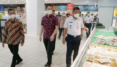Walikota Kota Administrasi Jakarta Selatan Munjirin meninjau gerai baru Supermarket Diamond di pusat perbelanjaan Poins, Lebak Bulus, Jakarta Selatan.
