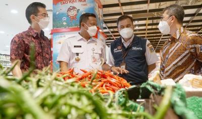 Walikota Kota Administrasi Jakarta Selatan Munjirin meninjau gerai baru Supermarket Diamond di pusat perbelanjaan Poins, Lebak Bulus, Jakarta Selatan.