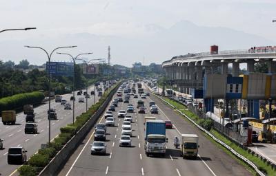 Sejumlah kendaraan saat melintas di ruas Tol Jagorawi di Cibubur, Jakarta Timur, Senin (13/12/2021).