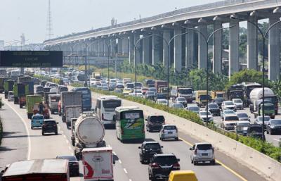 Sejumlah kendaraan saat melintas di ruas Tol Jagorawi di Cibubur, Jakarta Timur, Senin (13/12/2021).
