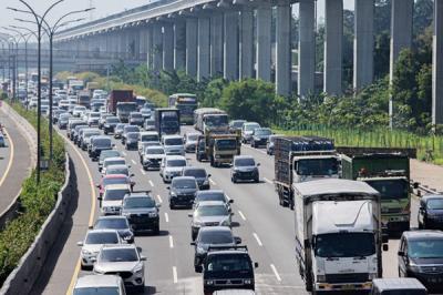 Sejumlah kendaraan saat melintas di ruas Tol Jagorawi di Cibubur, Jakarta Timur, Senin (13/12/2021).