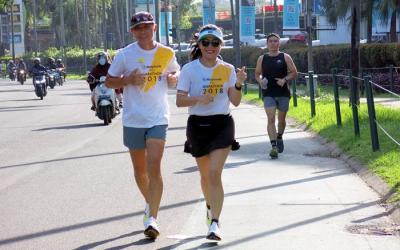 Puluhan komunitas pelari TrackTeam berpartisipasi dalam run challenge dari Maybank Marathon Anywhere 2021 di Alam Sutera, Tangerang, Minggu (12/12/2021).