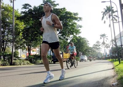 Puluhan komunitas pelari TrackTeam berpartisipasi dalam run challenge dari Maybank Marathon Anywhere 2021 di Alam Sutera, Tangerang, Minggu (12/12/2021).