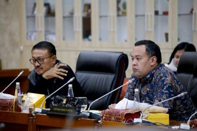 Menteri Perdagangan Muhammad Lutfi menyampaikan paparannya saat mengikuti Raker dengan Komisi VI DPR di Kompleks Parlemen, Jakarta, Senin (13/12/2021).