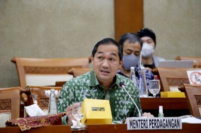 Menteri Perdagangan Muhammad Lutfi menyampaikan paparannya saat mengikuti Raker dengan Komisi VI DPR di Kompleks Parlemen, Jakarta, Senin (13/12/2021).