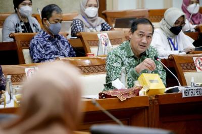 Menteri Perdagangan Muhammad Lutfi menyampaikan paparannya saat mengikuti Raker dengan Komisi VI DPR di Kompleks Parlemen, Jakarta, Senin (13/12/2021).