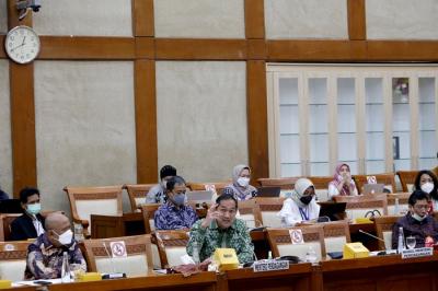 Menteri Perdagangan Muhammad Lutfi menyampaikan paparannya saat mengikuti Raker dengan Komisi VI DPR di Kompleks Parlemen, Jakarta, Senin (13/12/2021).