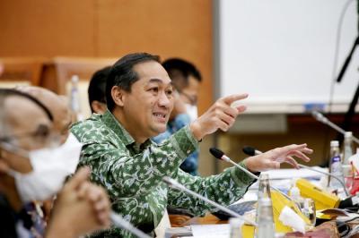 Menteri Perdagangan Muhammad Lutfi menyampaikan paparannya saat mengikuti Raker dengan Komisi VI DPR di Kompleks Parlemen, Jakarta, Senin (13/12/2021).