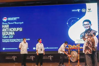 Menparekraf Sandiaga Salahudin Uno (ketiga kanan) melakukan pemukulan gong saat peluncuran aplikasi Whistleblower System (WBS) di Balairung Soesilo Soedarman.