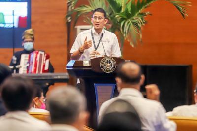 Menparekraf Sandiaga Salahudin Uno (ketiga kanan) melakukan pemukulan gong saat peluncuran aplikasi Whistleblower System (WBS) di Balairung Soesilo Soedarman.
