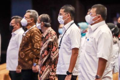 Menparekraf Sandiaga Salahudin Uno (ketiga kanan) melakukan pemukulan gong saat peluncuran aplikasi Whistleblower System (WBS) di Balairung Soesilo Soedarman.
