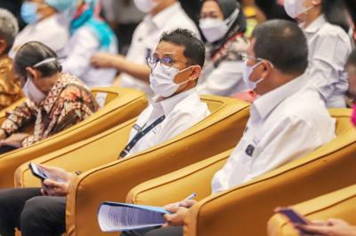 Menparekraf Sandiaga Salahudin Uno (ketiga kanan) melakukan pemukulan gong saat peluncuran aplikasi Whistleblower System (WBS) di Balairung Soesilo Soedarman.