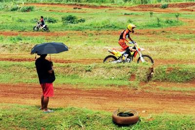 Para pencinta motor cros saat berlatih di circuit, Jalan Parigi Lama, Tangerang Selatan, Minggu (12/12/2021).