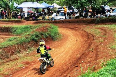 Para pencinta motor cros saat berlatih di circuit, Jalan Parigi Lama, Tangerang Selatan, Minggu (12/12/2021).