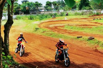 Para pencinta motor cros saat berlatih di circuit, Jalan Parigi Lama, Tangerang Selatan, Minggu (12/12/2021).