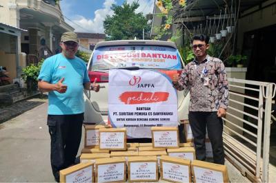 Sejumlah seniman dari komunitas punk dan aktivis perempuan turun kejalan untuk menggalang dana dari pengguna jalan untuk korban erupsi Gunung Semeru.